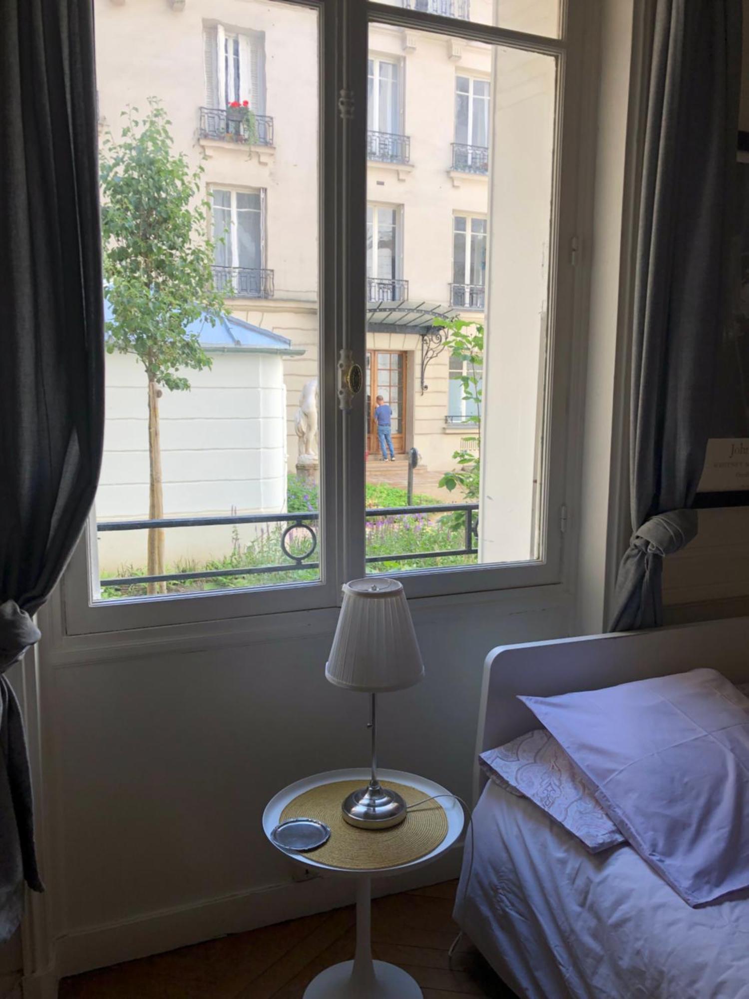 A Pres Du Pont Mirabeau Et Tour Eiffel Parijs
